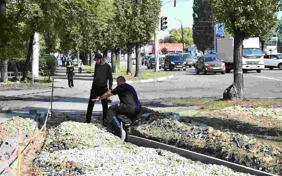 Продолжается ремонт участка тротуара на Ленинском проспекте