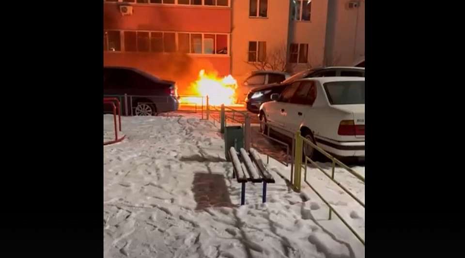 Hyundai сгорел утром в ЖК «Ботанический сад» в Воронеже