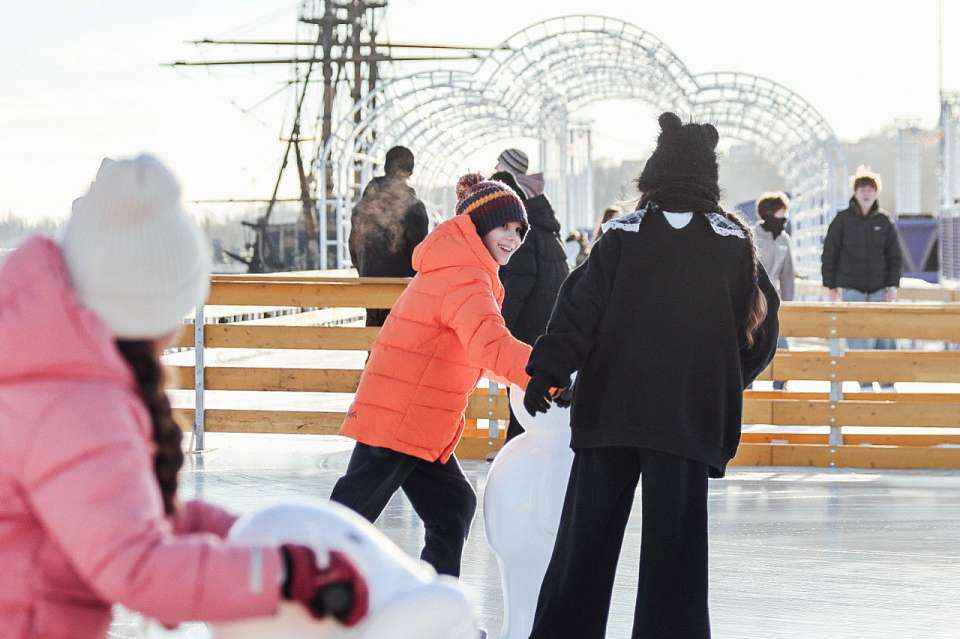 За первый день работы каток на Адмиралтейской площади в Воронеже посетили более 1,5 тыс. человек