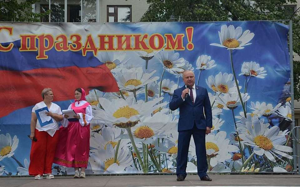 Праздник детства в сквере «У озера» помог провести депутат Воронежской гордумы