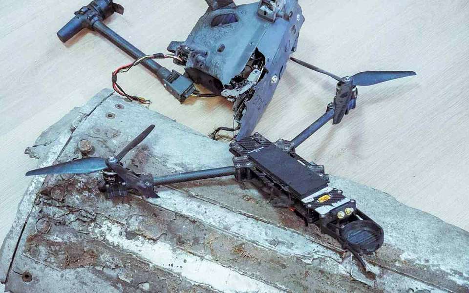 Крышу дома и автомобиль повредили БПЛА в Воронежской области