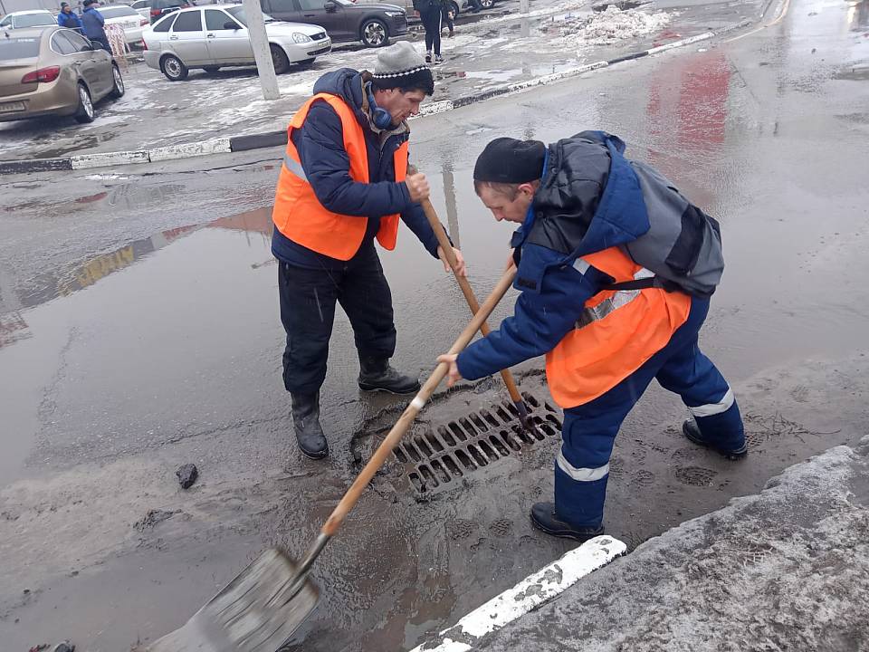   В Коминтерновском районе чистят ливнеприемники