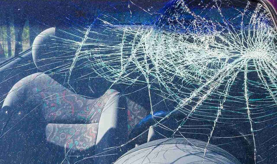 Под Воронежем байкерша на огромной скорости влетела в окно внедорожника