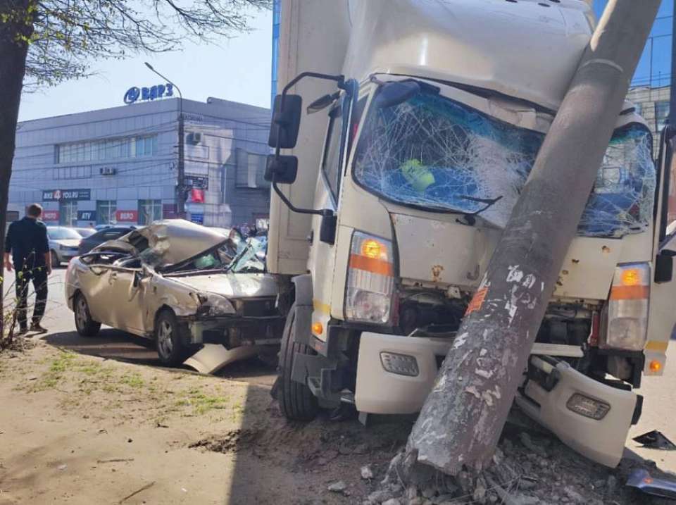 В массовом ДТП с участием 7 автомобилей и столба пострадал устроивший его водитель в Воронеже