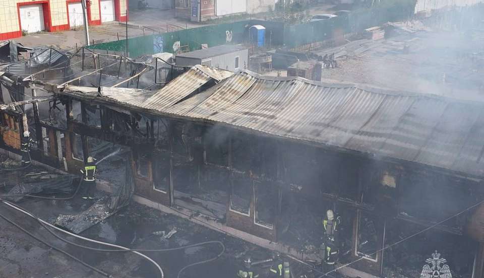 Мощный пожар разгорелся на улице Новосибирской в Воронеже