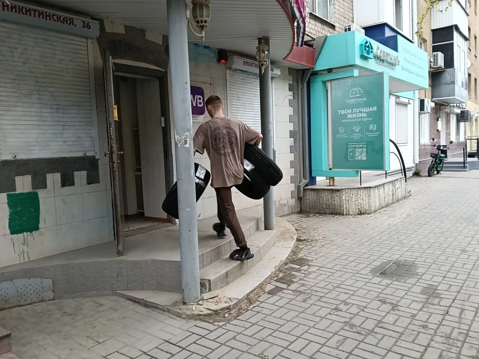 Воронежцы пожаловались на заваленный покрышками пункт выдачи заказов Wildberries