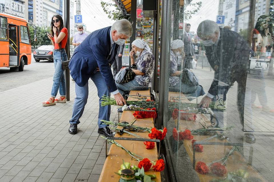 Губернатор пришел с цветами к месту взрыва маршрутки в Воронеже