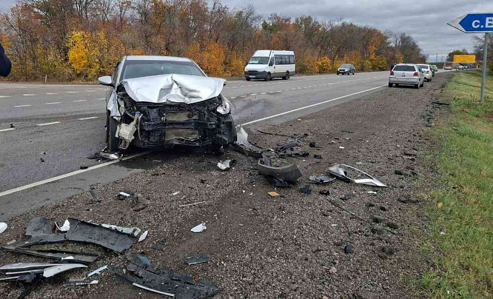 Водитель и 13-летняя девочка пострадали в жёсткой аварии на воронежской автодороге