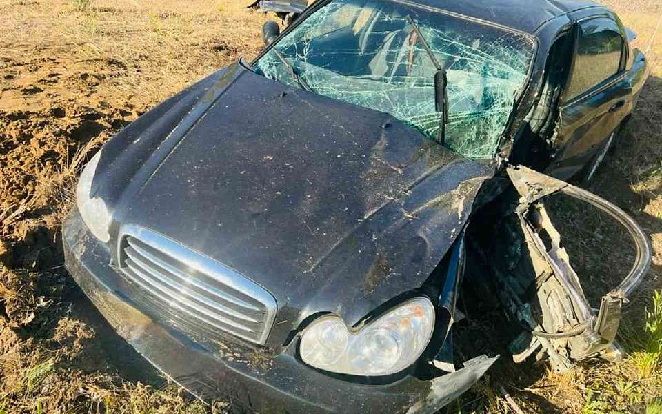 Погиб врезавшийся на иномарке в дерево 59-летний автомобилист в Воронежской области