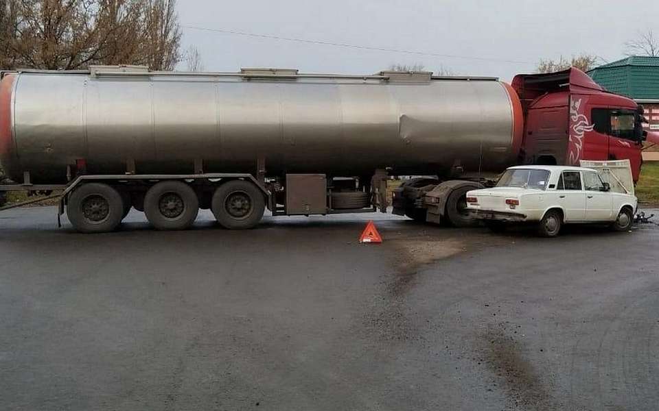 Девочка и автомобилистка пострадали в ДТП с автоцистерной под Воронежем