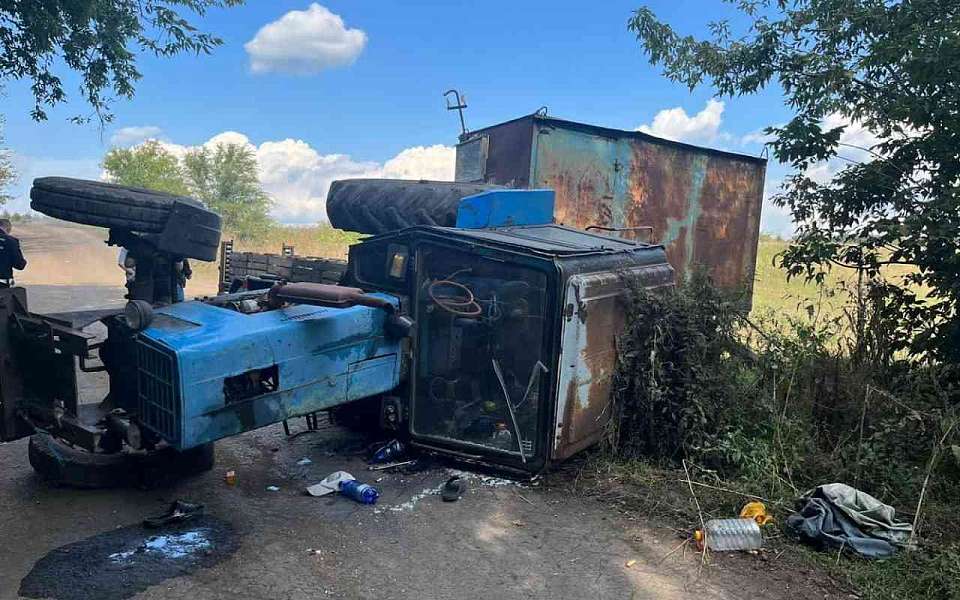 На проселочной дороге в перевернувшемся тракторе погиб 39-летний воронежец