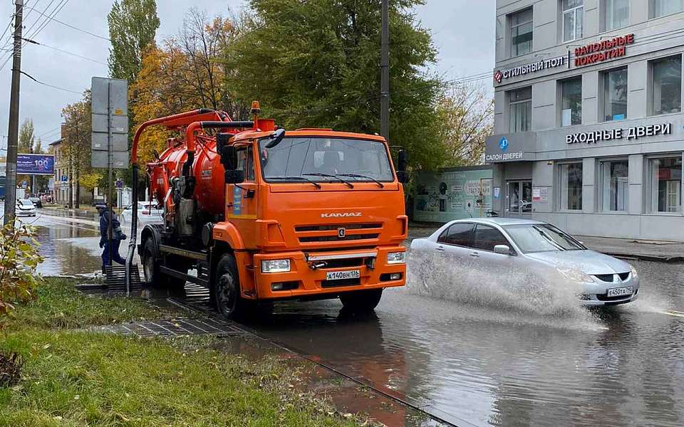 Коммунальная техника в Воронеже переведена на усиленный режим работы для ликвидации подтоплений