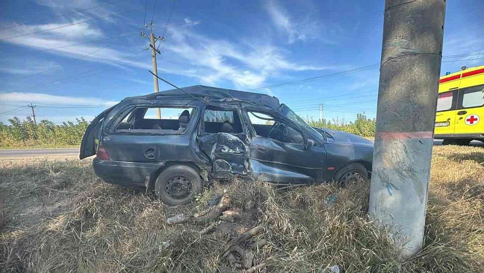 Водитель «Форда», врезавшегося на воронежской трассе в линию электропередач, скончался в больнице