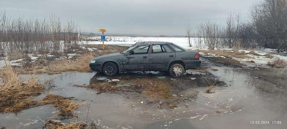 Два человека пострадали в ДТП с перевернувшейся легковушкой под Воронежем