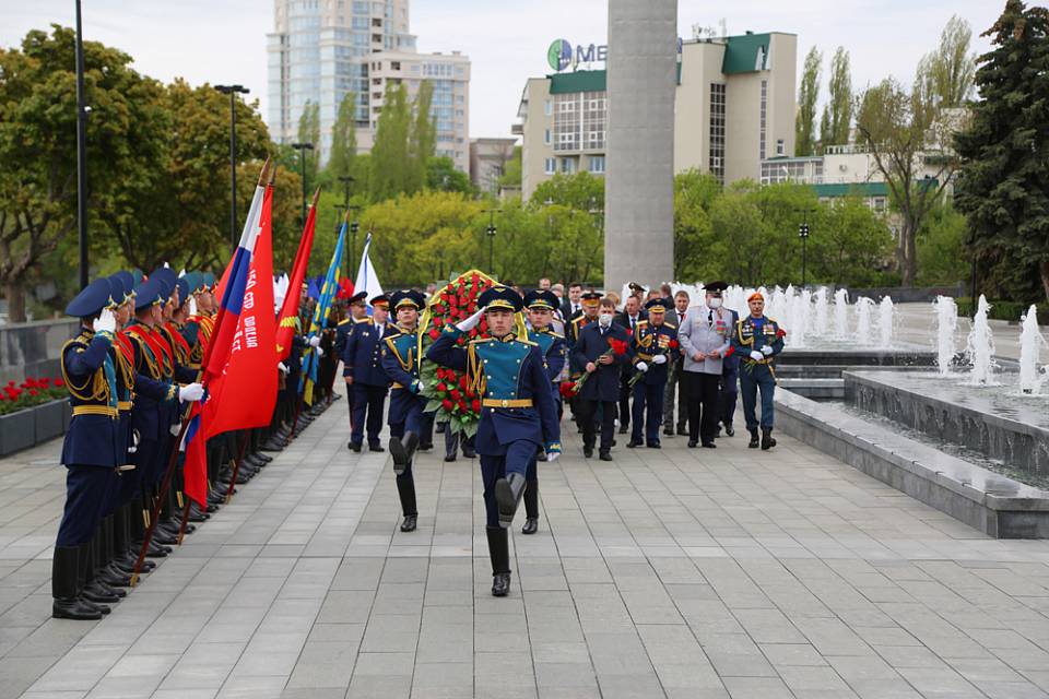В Воронеже власти области и города возложили цветы к Могиле Неизвестного Солдата на площади Победы