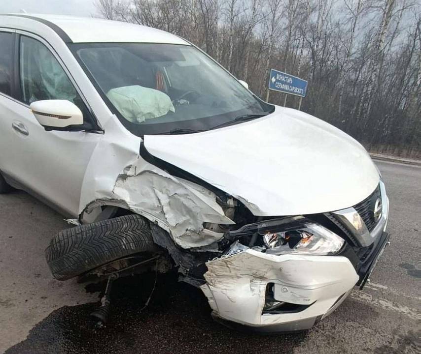 В столкновении двух иномарок на воронежской трассе пострадала 38-летняя пассажирка