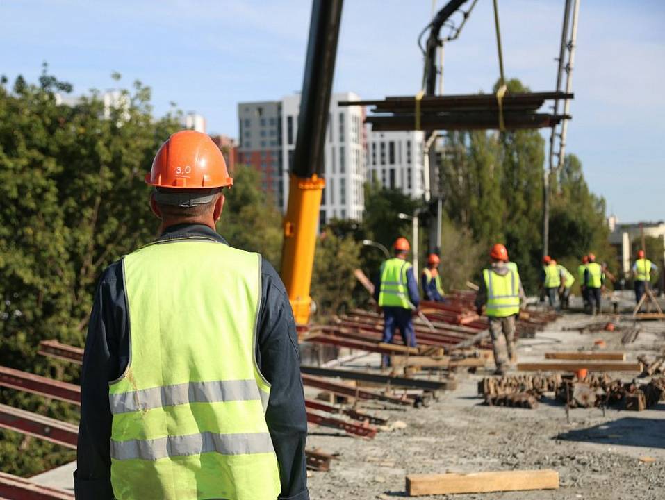 Реконструкция путепровода на улице 9 Января в Воронеже идет к концу