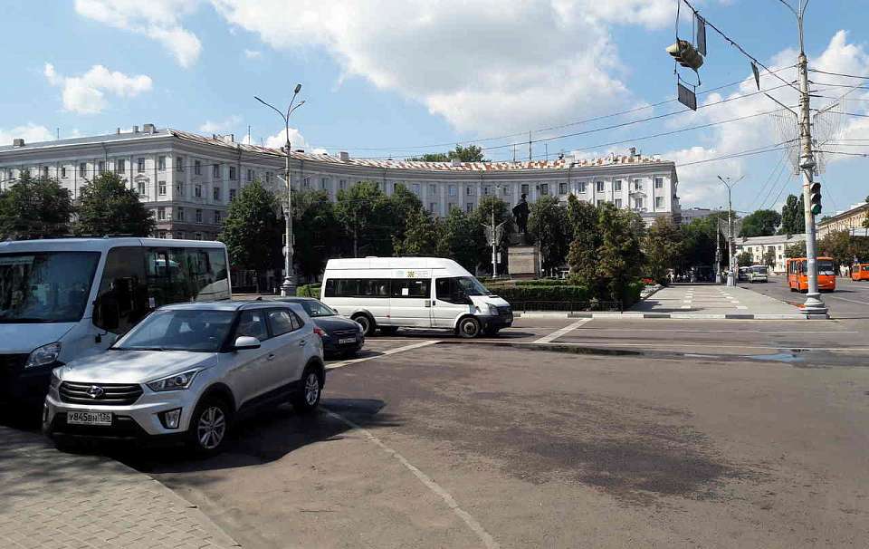 Изменят движение нескольких автобусных маршрутов в центре Воронежа на два дня