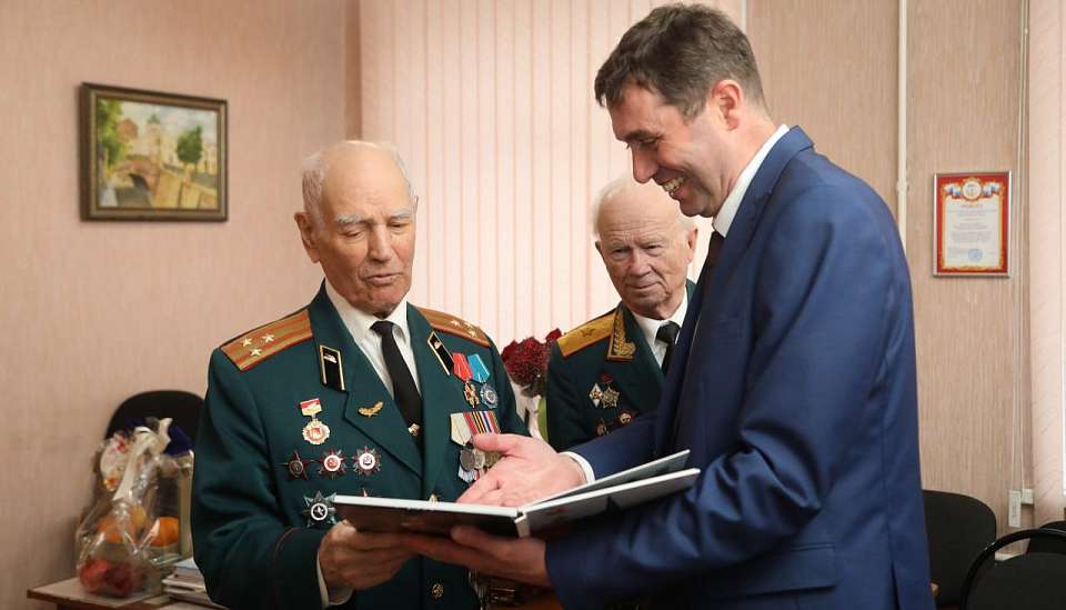 Почётного гражданина Воронежа Николая Борисова со 101-летием поздравил мэр Сергей Петрин