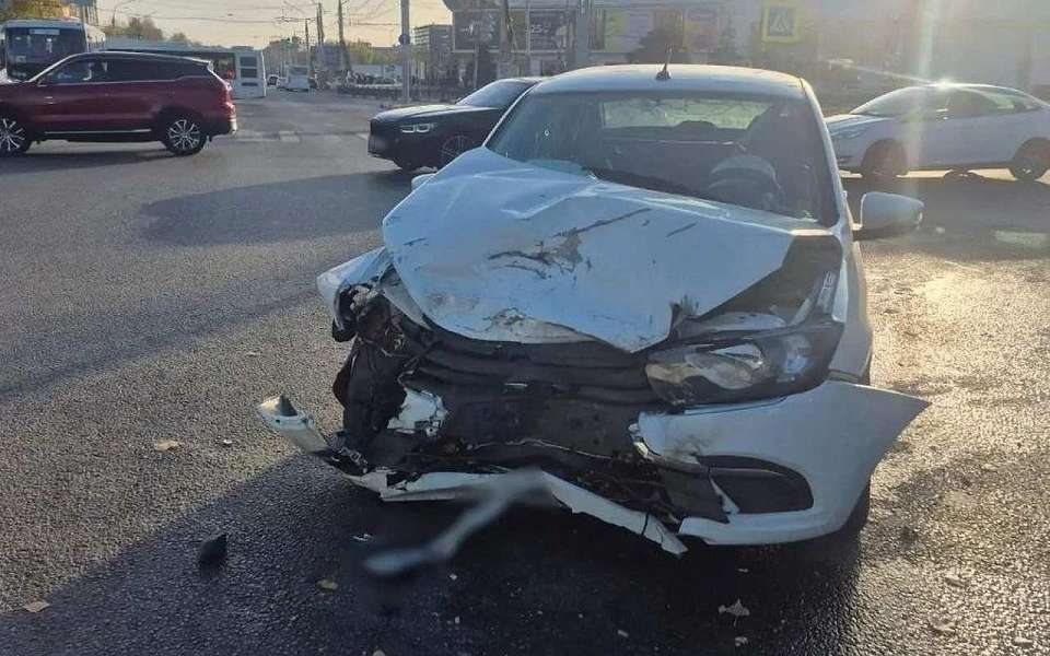 В жестком ДТП на Брусилова в Воронеже пострадали три человека