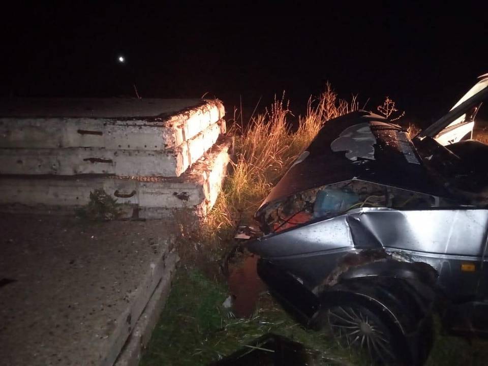 Пьяный автомобилист врезался в бетонные плиты в Воронежской области: 3 пассажира пострадали