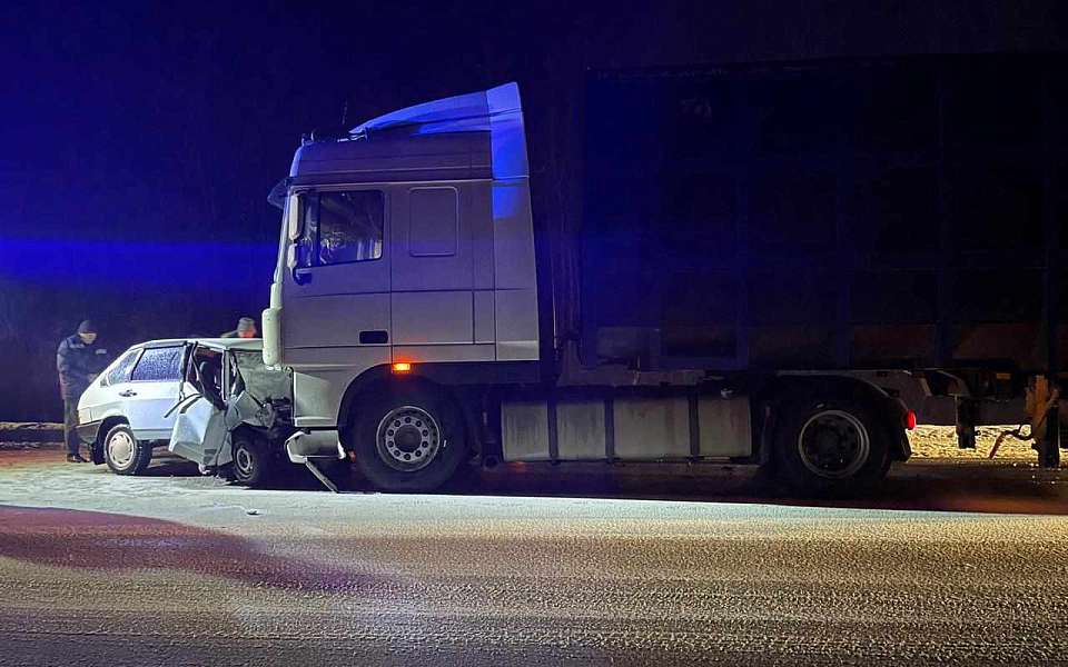 Пожилой автомобилист погиб в лобовом ДТП с фурой на воронежской трассе