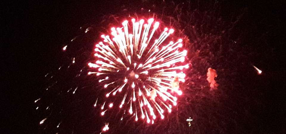 Салют запустили неизвестные в Воронеже во время объявленного предупреждения об атаке БПЛА