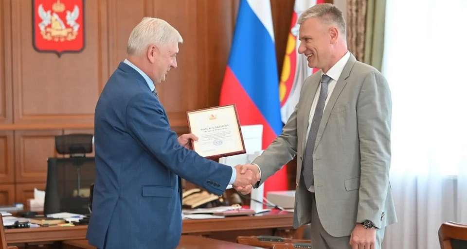 Воронежский губернатор Александр Гусев поздравил министра Михаила Москальцова с юбилеем