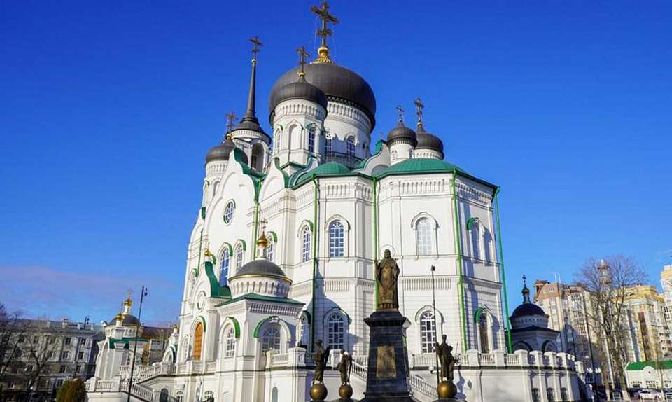 На сутки запретят парковаться у Благовещенского собора в Воронеже
