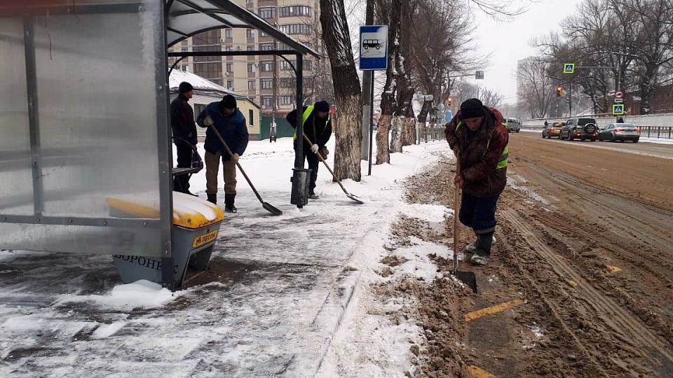 В Ленинском районе продолжается зимняя уборка территории