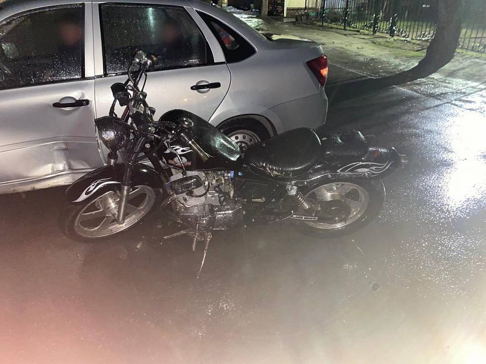 Под Воронежем пострадал въехавший в «Ладу» 24-летний байкер