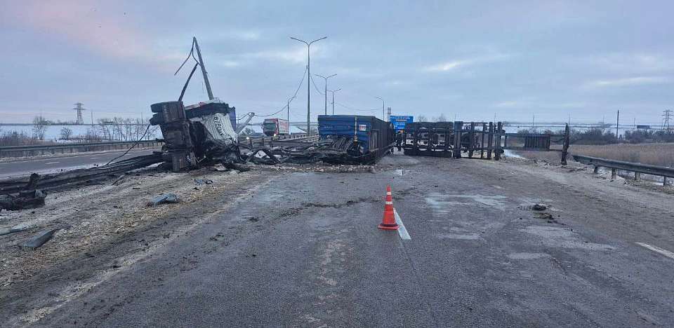 Авария двух грузовиков с погибшим создала пробку на воронежской трассе