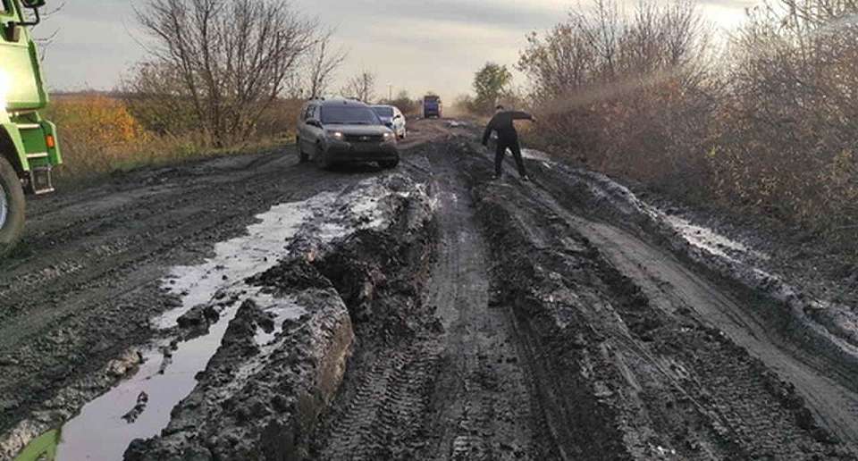 Из-за утонувшей в грязи дороги жители воронежского села оказались в изоляции