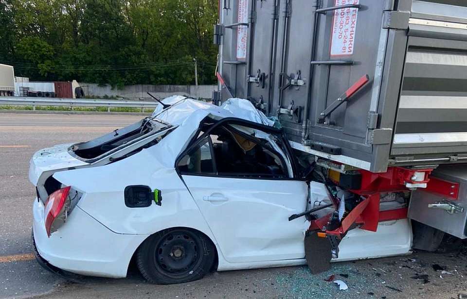 В страшном ДТП с припаркованным тягачом погибли 2 человека под Воронежем