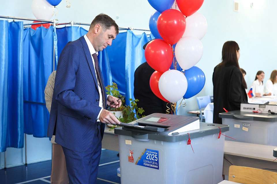 Мэр Воронежа проголосовал на избирательном участке