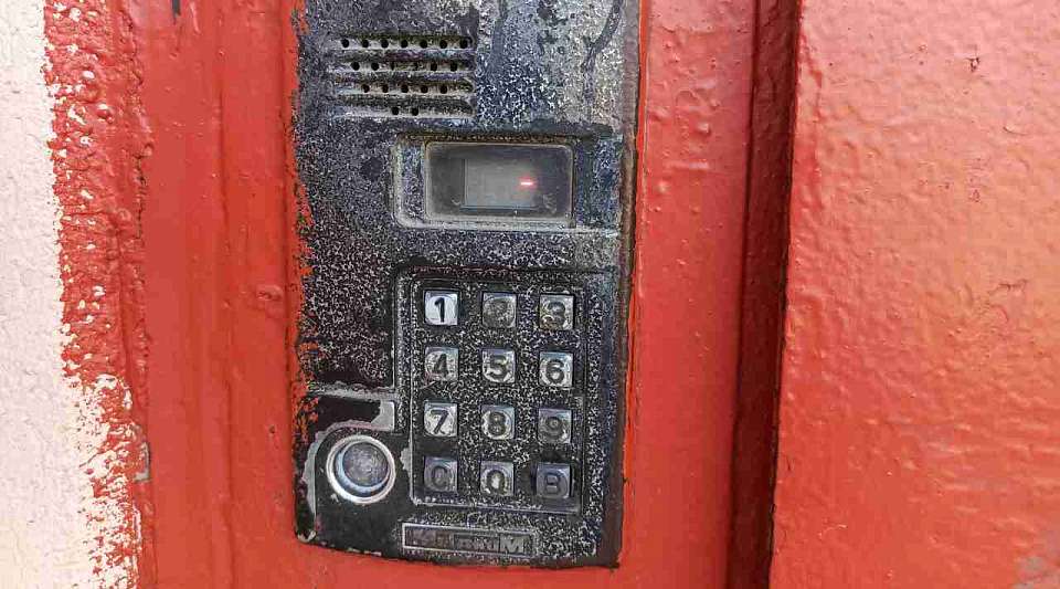 Афера с «установкой домофона» оставила без сбережений ещё одну воронежскую старушку