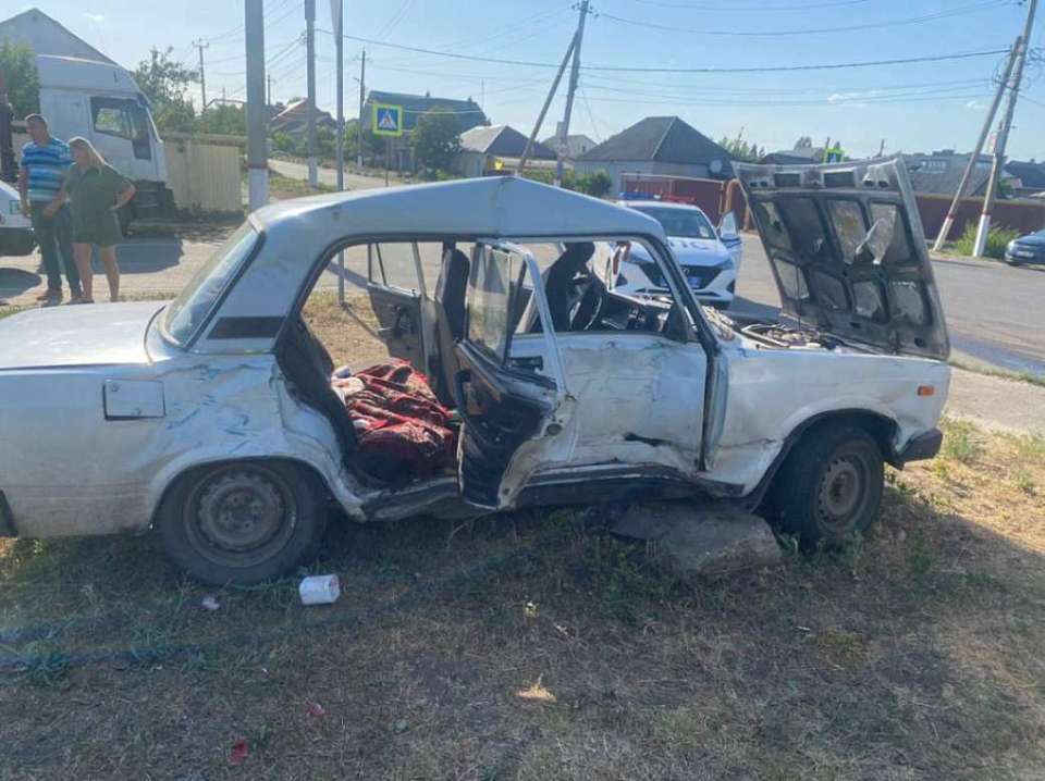 В ДТП с фургоном пострадали пенсионеры из отечественной легковушки в Воронежской области