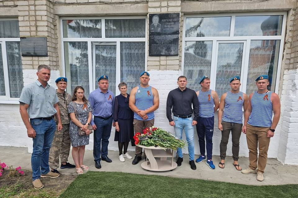 Посвященную погибшему на Украине разведчику доску открыли на здании школы под Воронежем  