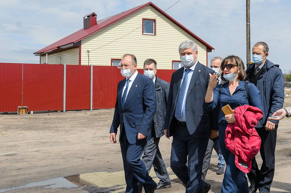 Воронежский губернатор посетил бывших погорельцев в Николаевке