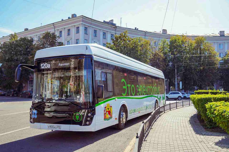 По улицам Воронежа начал курсировать пока единственный в городе электробус