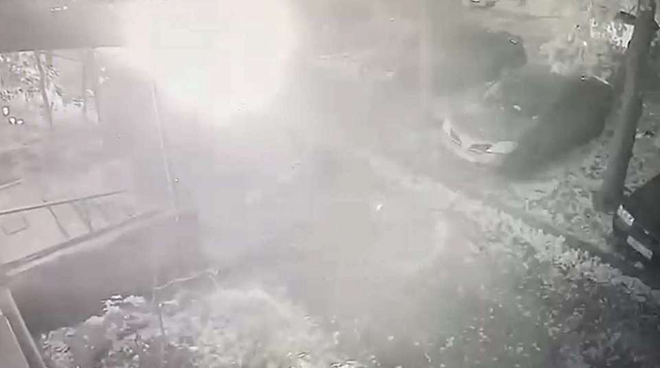 В Воронеже пенсионер под камерами сжег Ford Focus