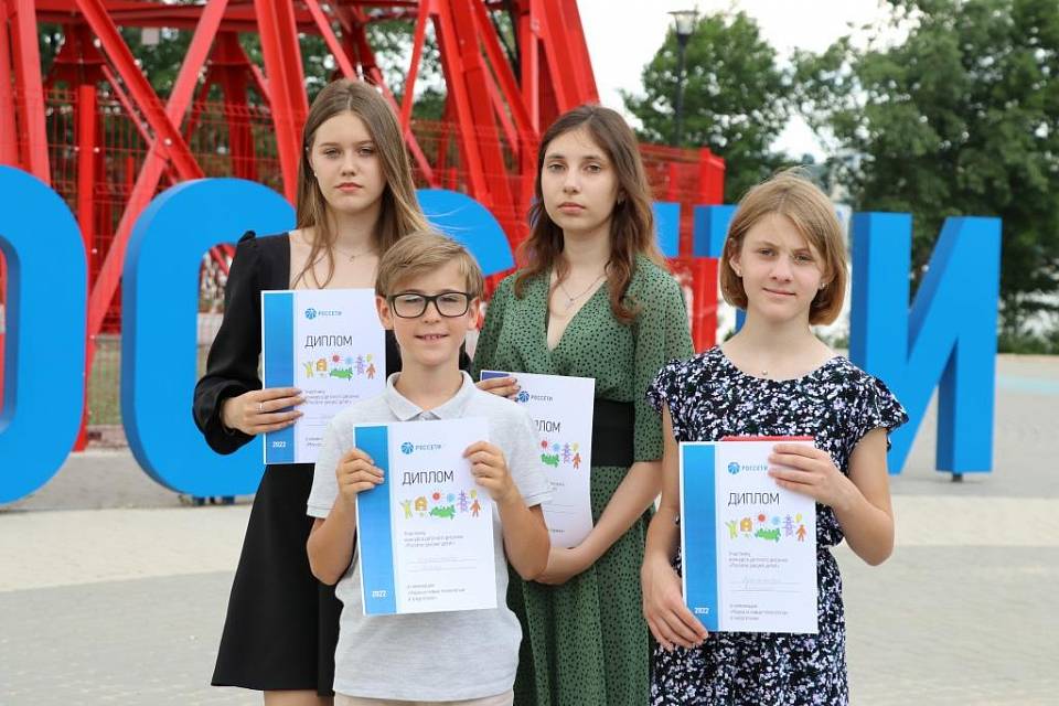 В Воронежэнерго наградили победителей конкурса «Россети: рисуют дети!»