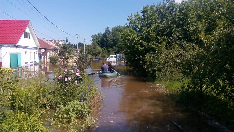 Из-за аварии на водоводе воронежцы пустились в плавание по переулку Севастопольскому  