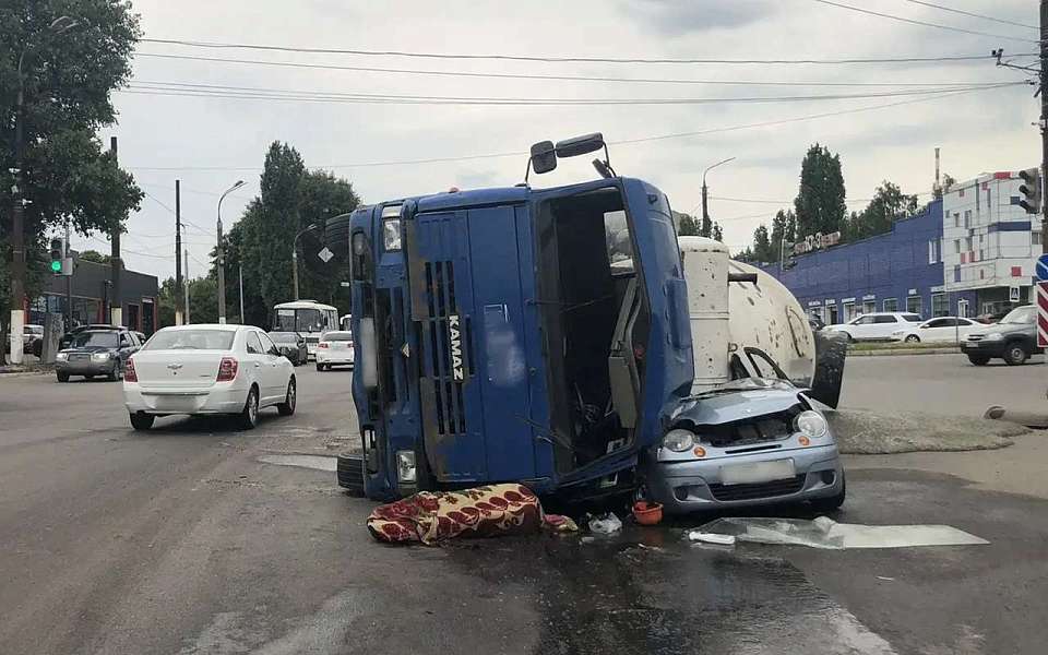 В Воронеже бетономешалка опрокинулась на Matiz
