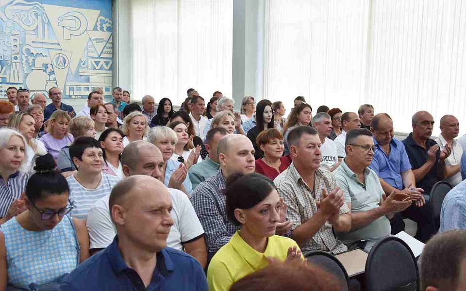 Сотрудники железнодорожной отрасли принимают поздравления с профессиональным праздником