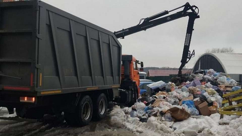 Когда уберут горы мусора возле баков, рассказали воронежцам