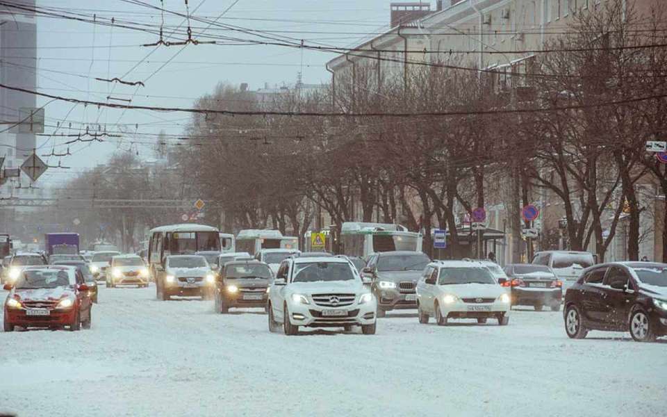 Движение в Воронеже сковали 9-балльные пробки снежным утром 11 декабря