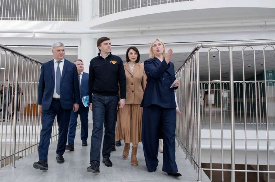 Глава российского Минпроса посетил мегашколу и педуниверситет в Воронеже