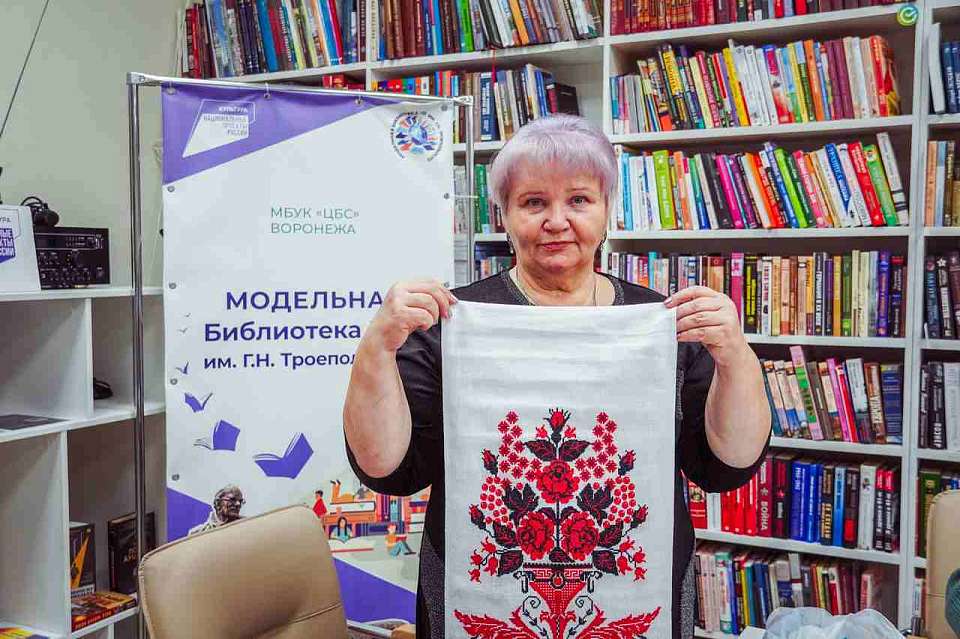 Известная воронежская вышивальщица и народный мастер раскрыла секреты своего искусства в ведущей библиотеке города