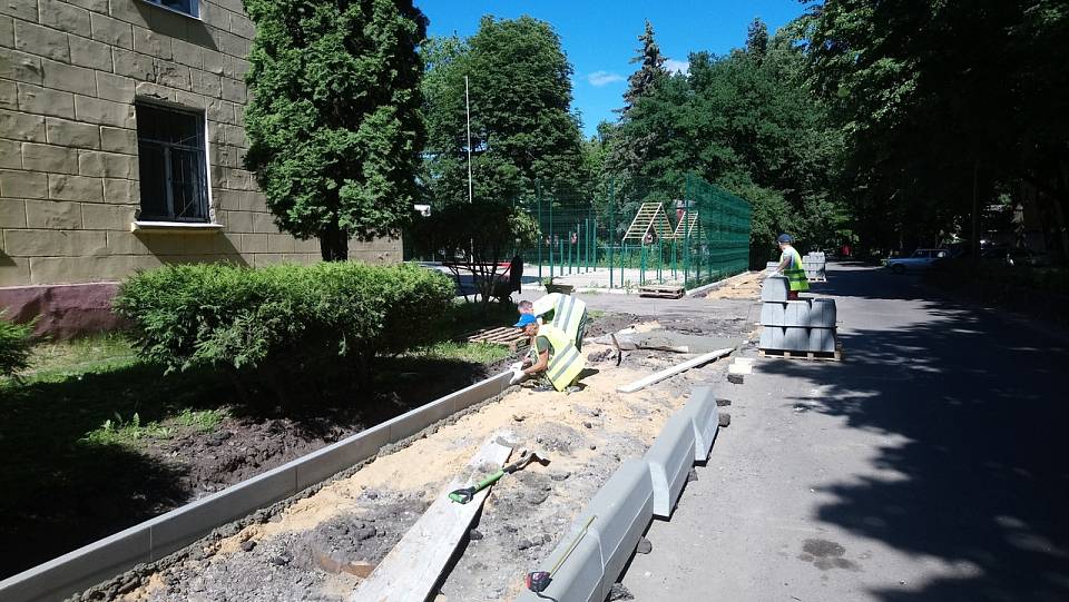В Центральном районе приступили к ремонту тротуара на улице Докучаева
